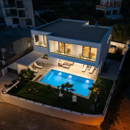 Luxe House Villa *